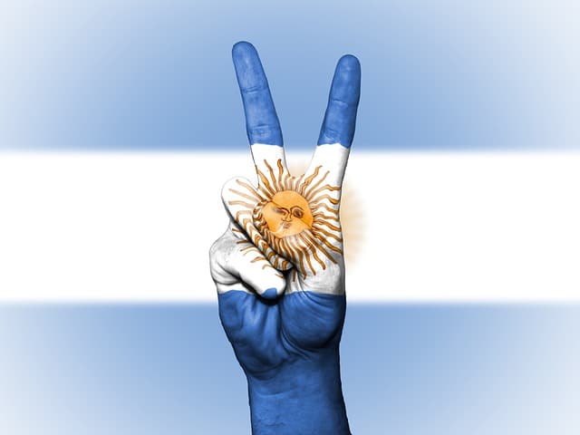 what features do Argentinian women have